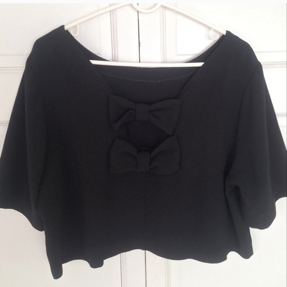 Torrid cropped top with bow accents on the back - Picture 1 of 8